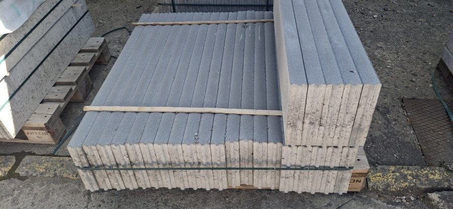 Výprodej - obrubník zahradní 100x25x5cm přírodní 2.jakost (40ks/pal.)<br> Výprodej - obrubník zahradní 100x25x5cm přírodní 2.jakost (40ks/pal.)<br> - Výprodejové zboží Obklady a dlažba