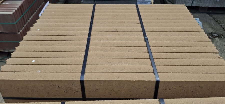 Výprodej - obrubník zahradní 100x20x5cm karamelový 2.jak. ,zal.na paletu 2868 (48ks pal.)