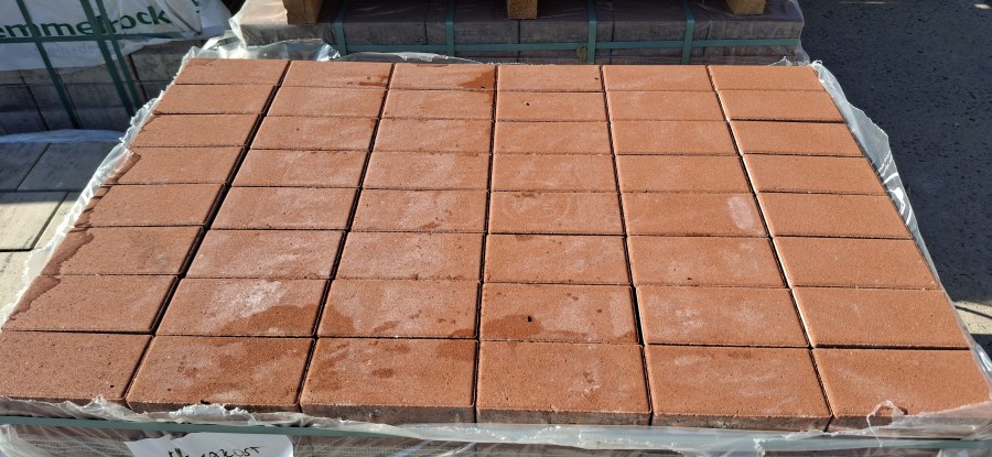 Výprodej - dlažba zámková Clasico 20x10x8cm červená 2.jak. zál. na pal. 18681 (384) Výprodej - dlažba zámková Clasico 20x10x8cm červená 2.jak. zál. na pal. 18681 (384) - Výprodejové zboží Betonové dlažby