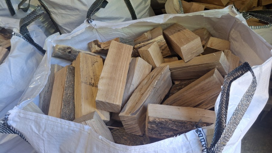 Dřevo palivové štípané suché sypané TVRDÝ MIX v big bagu o objemu 0,512m3
