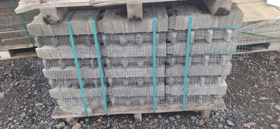 Výprodej - dlažba vegetační kámen 40x20xx8cm 2.jakost bíločerná (zal.na pal. 2868) (96ks) Výprodej - dlažba vegetační kámen 40x20xx8cm 2.jakost bíločerná (zal.na pal. 2868) (96ks) - Výprodejové zboží Betonové dlažby