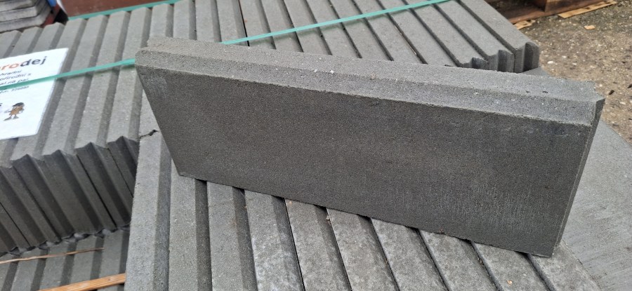 Výprodej- obrubník zahradní 50x20x5cm přírodní s fazetou (88) zal.na pal. 228756 nevrat Výprodej- obrubník zahradní 50x20x5cm přírodní s fazetou (88) zal.na pal. 228756 nevrat