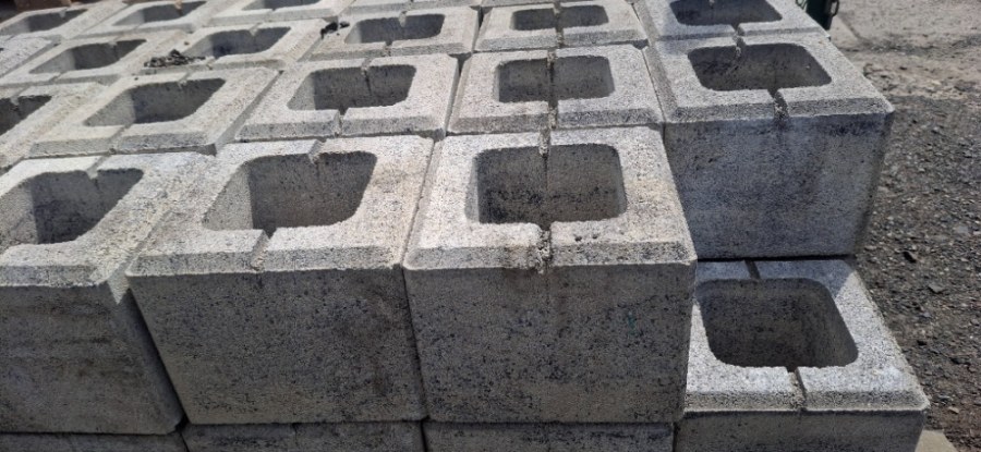 Výprodej - tvarovka plotová ASTI 19,5x19,5x19 cm hladká s fazetou různé barvy - Výprodejové zboží Betonové výrobky